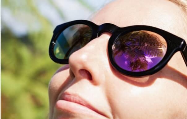жена със слънчеви очила